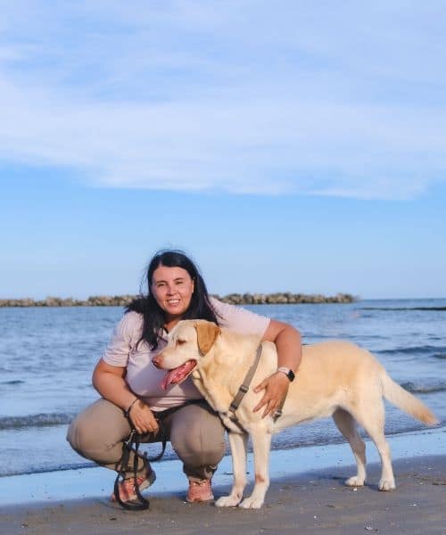 Ragazza e labrador al mare